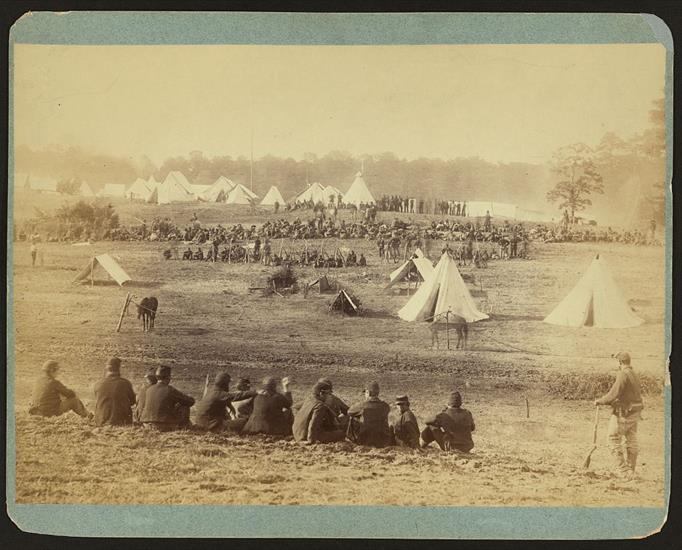 Obóz wojskowy - libofcongr110 Confederate prisoners captured at the ...l, VA. Sent to the rear under guard of Union troops.jpg