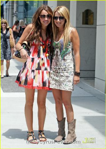 Miley i Ashley - ashley-tisdale-miley-cyrus-04_1.jpg