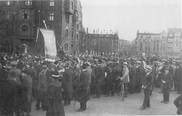 Rozbark - Polska manifestacja przed Ul-em 1921.jpg