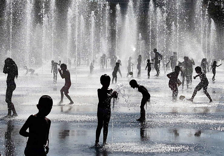 kalejdoskop - Nicea, Francja. Dzieci bawiące się w fontannie.png