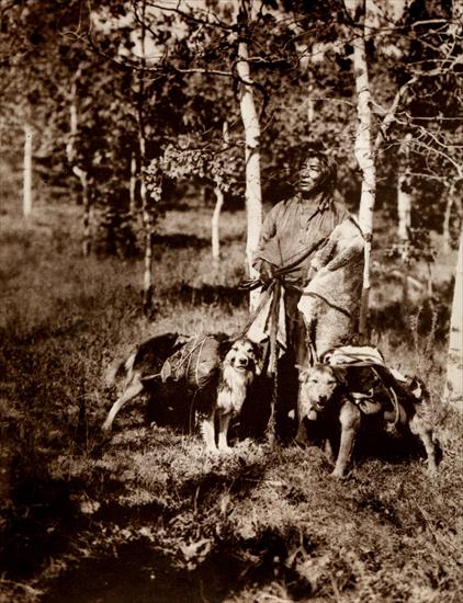 Photos of Indians Edward S. Curtis - 1910-1925 Edward S. Curtis  Chasseur Assiniboine, Assiniboine Hunter.jpg