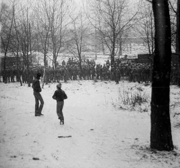 1981r.16 XII - Kopalnia Wujek - Odziały wojska i milicji wchodzą przez wyłom w murze.jpg