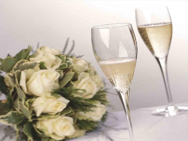 kieliszki wino szampan - kieliszki i róże.JPG