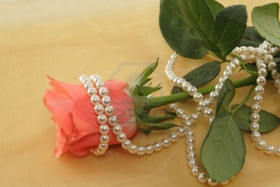 Dekoracje z perłami - 1179202-rose-and-string-pearls.jpg