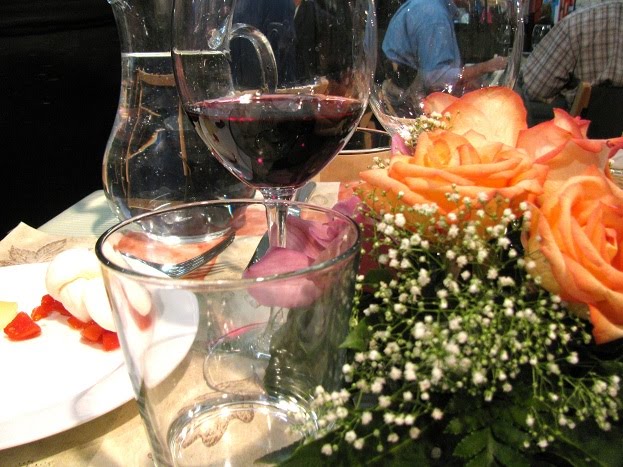 kieliszki wino szampan - salone del gusto a tavola cucina napoletana.jpg
